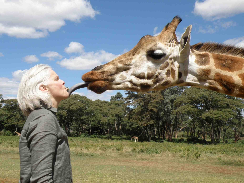 Lori Robinson kisses giraffe. 